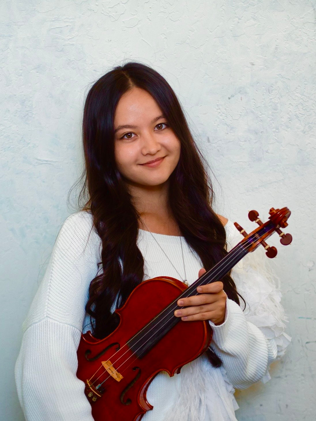 Eriak Miller, young woman smiling and posing with violine